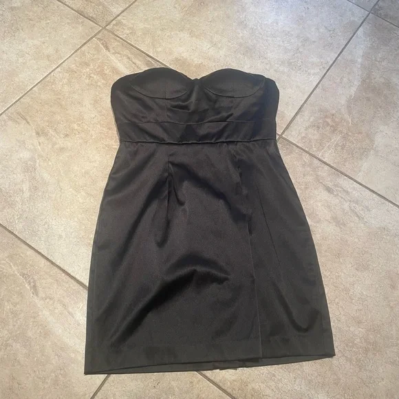 Women's black strapless mini dress. Size Medium. - Picture 4 of 7